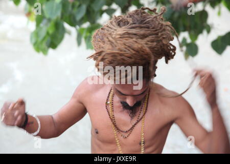 Capelli molto lunghi Swami indù, Sadhu Santo uomo, Sadhu, Swami, Babba, Sanskrit, Naga Sadhu, capelli molto lunghi, Varanasi, Haridwar, (Copyright © Saji Maramon) Foto Stock