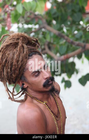 Capelli molto lunghi Swami indù, Sadhu Santo uomo, Sadhu, Swami, Babba, Sanskrit, Naga Sadhu, capelli molto lunghi, Varanasi, Haridwar, (Copyright © Saji Maramon) Foto Stock