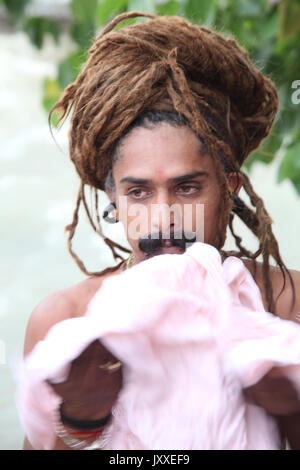 Capelli molto lunghi Swami indù, Sadhu Santo uomo, Sadhu, Swami, Babba, Sanskrit, Naga Sadhu, capelli molto lunghi, Varanasi, Haridwar, (Copyright © Saji Maramon) Foto Stock