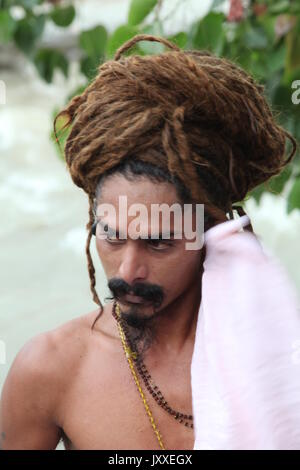 Capelli molto lunghi Swami indù, Sadhu Santo uomo, Sadhu, Swami, Babba, Sanskrit, Naga Sadhu, capelli molto lunghi, Varanasi, Haridwar, (Copyright © Saji Maramon) Foto Stock