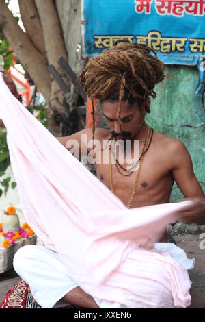 Capelli molto lunghi Swami indù, Sadhu Santo uomo, Sadhu, Swami, Babba, Sanskrit, Naga Sadhu, capelli molto lunghi, Varanasi, Haridwar, (Copyright © Saji Maramon) Foto Stock