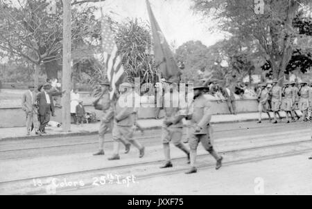 Soldati afro-americani che fanno parte della 25a Divisione di Fanteria dell'esercito degli Stati Uniti situato nelle Hawaii, camminano in una parata e tengono la bandiera americana e una bandiera non identificata, 1941. Foto Stock