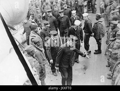 Foto aerea di ufficiali militari altamente classificati che ispezionano soldati afro-americani in fila, leader ufficiale che punta alle scarpe di un soldato, la prima guerra mondiale della marina statunitense, 1917. Foto Stock