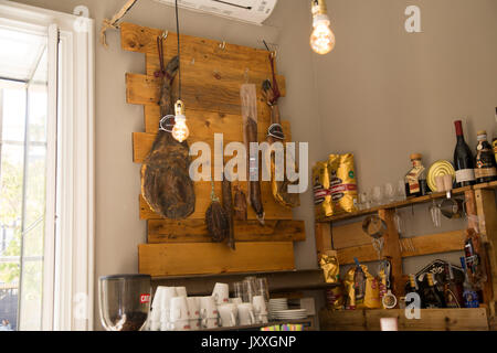 Hotel cafe bar dettagli prosciutti appesi da parete, Jerez de la Frontera, Spagna Foto Stock