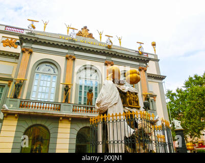 Figueres, Spagna - 15 Settembre 2015: Monumento al filosofo catalano Francesc Puzholsu Foto Stock