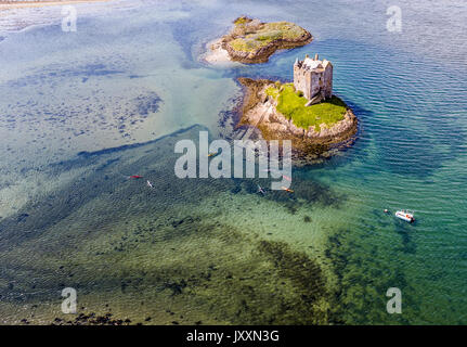 Antenna canoe raccolta attorno al castello storico stalker in argyll Foto Stock