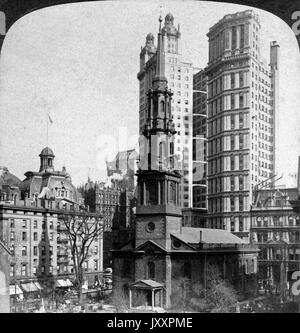 Von der Church Street über die San Paolo Kapelle zum 29stöckigen Park Row Gebäude nella città di New York, New York, Stati Uniti d'America 1902. Da Church Street (N.E.) su San Paolo cappella al Syndicat edificio (29 storie), New York, Stati Uniti d'America 1902. Foto Stock