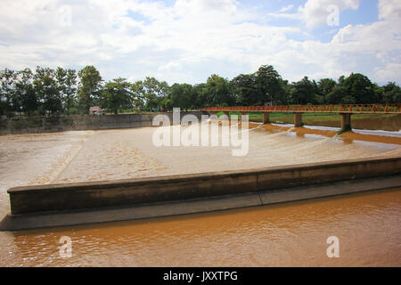 CHIANG MAI , della Thailandia - 30 luglio 2014: piccolo diga nel fiume Ping. Per aumentare il livello di acqua al canale per Agricultrue Area in Saraphi. Chiangmai, thail Foto Stock