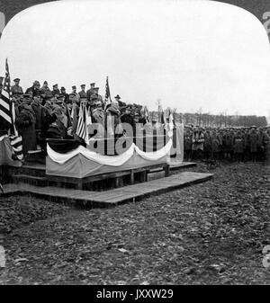 Noi Präsident Woodrow Wilson bei einer Rede an die noi Truppen auf einer Tribüne in Chaumont, Frankreich, 25. Dezember 1918. Presidente rivolgendosi ai nostri ragazzi in campi aperti a Chaumont, Francia, la vigilia di Natale 1918. Foto Stock