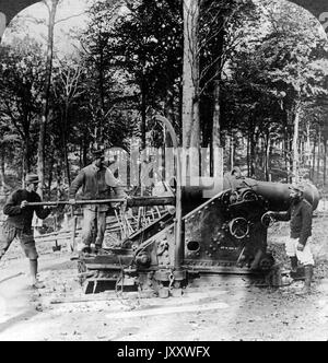 Französische Ladeschützen bedienen einen 270er Mörser Granatwerfer im Wald von Argonne, Frankreich 1916. Il francese gunners enorme carica 270 mortaio obice nei boschi di Argonne, Francia 1916. Foto Stock