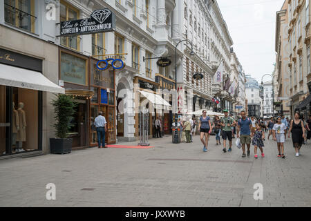 La gente a piedi per fare shopping in Kohlmarkt street a Vienna Foto Stock