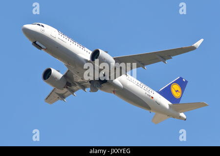 Lufthansa Airbus A320-271N D-AIND decollo dall'Aeroporto Heathrow di Londra, Regno Unito Foto Stock