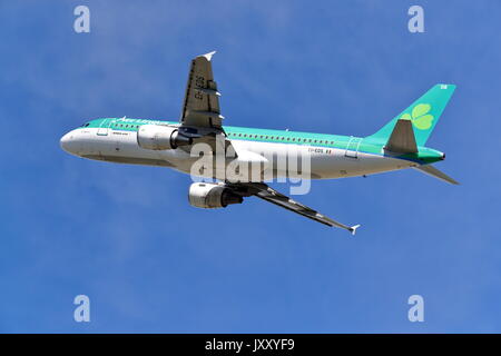 Aer Lingus A320 EI-EDS decollo dall'Aeroporto Heathrow di Londra, Regno Unito Foto Stock