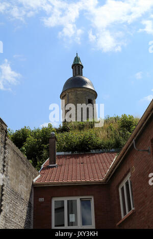 Tour de Horloge da Rue de Guizelin, Guines, Pas de Calais, Hauts de France, Francia Foto Stock