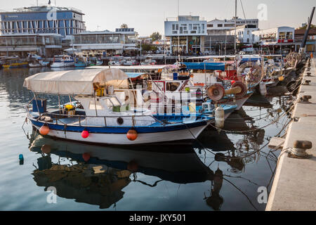Barche da pesca in marina di Limassol, Cipro Foto Stock