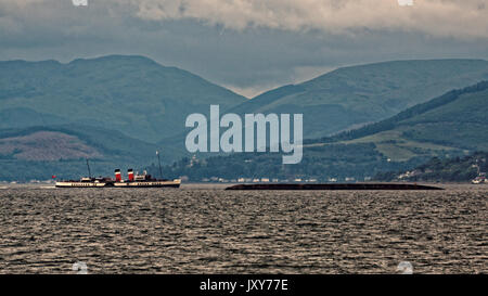 Il PS Waverley l'ultimo battello a vapore a pale che si avvicina al relitto della nave da zucchero e Helensburgh visto da Ardmore Point Foto Stock