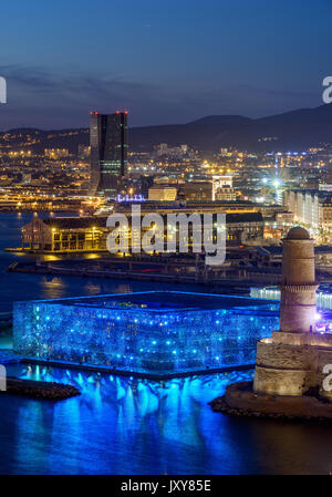 Marsiglia (sud-est della Francia): il porto di notte. Il museo MUCEM Marsiglia (Museo della Comunità e civiltà del Mediterraneo) e Fort Sa Foto Stock