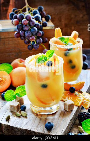 Bevanda estiva con le pesche, le arance e i mirtilli. Foto Stock