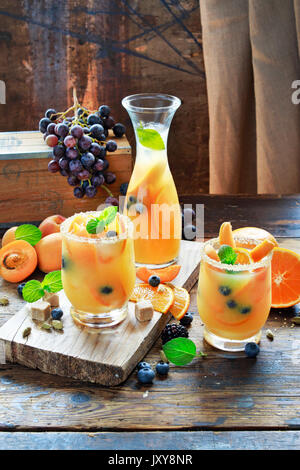 Bevanda estiva con le pesche, le arance e i mirtilli. Foto Stock