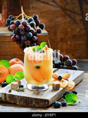 Bevanda estiva con le pesche, le arance e i mirtilli. Foto Stock