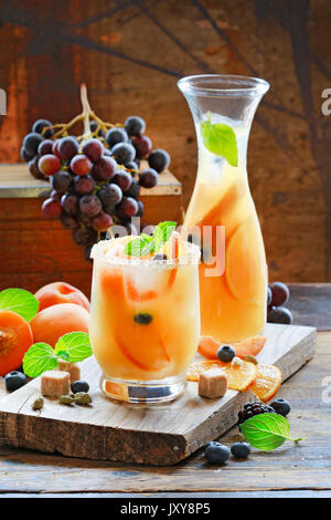 Bevanda estiva con le pesche, le arance e i mirtilli. Foto Stock