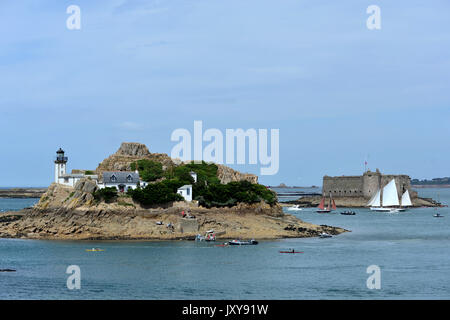 Faro di Isola Louet "ile Louet' off Carantec, nella baia di Morlaix (Bretagna, a nord-ovest della Francia). Sullo sfondo il Chateau du Biancheria Taureau Foto Stock
