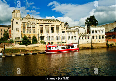 La barca turistica sul fiume Ouse, York Foto Stock