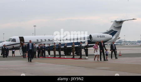 Il Duca e la Duchessa di Cambridge, con il Principe Giorgio e la Principessa Charlotte, arrivare a Chopin di Varsavia aeroporto per iniziare il loro tour di Polonia e Germania con: atmosfera dove: Varsavia, Polonia quando: 17 lug 2017 Credit: John Rainford/WENN.com Foto Stock