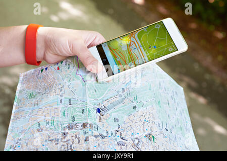 Smartphone con GPS Navigator e mappa nelle mani di un turista Foto Stock