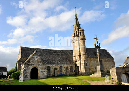 Guimaec (Bretagna, a nord-ovest della Francia): la chiesa di San Pietro ('Eglise Saint-Pierre'), il suo calvario e il suo campanile con due torrette elencati come National H Foto Stock