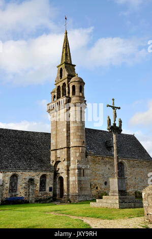 Guimaec (Bretagna, a nord-ovest della Francia): la chiesa di San Pietro ('Eglise Saint-Pierre'), il suo calvario e il suo campanile con due torrette elencati come National H Foto Stock