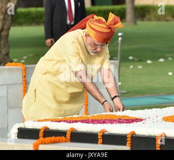 Primo Ministro indiano Narendra Modi luoghi petali di fiori sul Samadhi del Mahatma Gandhi, al Raj Ghat segnando il settantesimo anniversario di indipendenza dalla dominazione coloniale britannica il 15 agosto 2017 a Delhi, India. Foto Stock