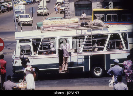 Matatu, una politica comune dei trasporti pubblici al Kenyatta Avenue, Nairobi, Kenia Foto Stock