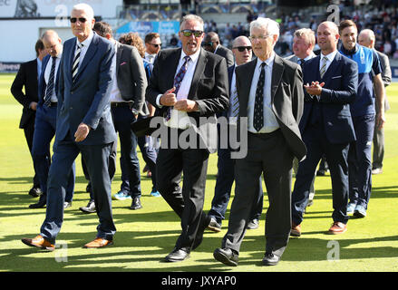 Ex Inghilterra il cricketers Bob Willis (sinistra) Sir Ian Botham e Mike Brearley (a destra) durante il giorno uno dei primi test Investec corrispondono a Edgbaston, Birmingham. Foto Stock