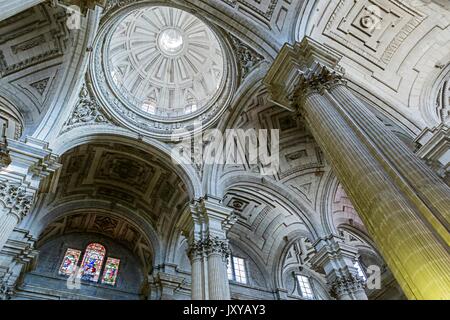 Vista interna della Cattedrale di Jaen, cupola centrale della crociera, opera dell'architetto Juan de Aranda e Salazar, prendere in Jaen, Spagna Foto Stock