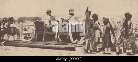 1911 - Il British Re Giorgio V e la regina Mary come Imperatore e l'Imperatrice sono presentati alle persone al Delhi Durbar assemblea al Shaj (SHA) Jehan Palace, Delhi, India. Foto Stock