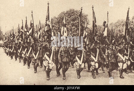 1919 - Dopo la prima guerra mondiale i colori del reggimento imperiale (servizio imperiale truppe) marzo una vittoria parade Foto Stock