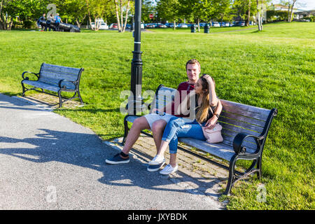 Bar Harbor, Stati Uniti d'America - 8 Giugno 2017: primo piano della coppia sorridente seduta sul banco di lavoro nel centro di villaggio in vacanza in estate Foto Stock