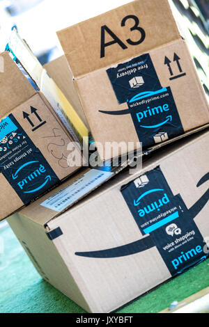 Aperto Amazon Prime scatole su un portico anteriore Foto Stock