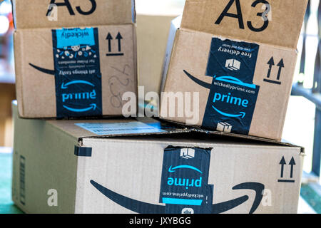 Aperto Amazon Prime scatole su un portico anteriore Foto Stock