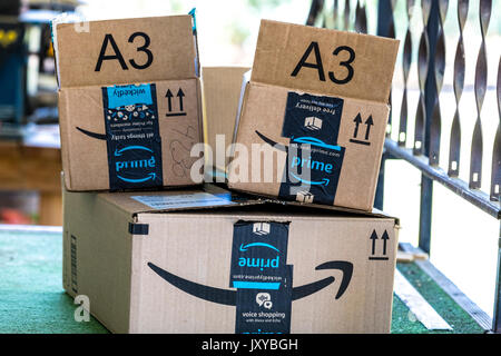 Aperto Amazon Prime scatole su un portico anteriore Foto Stock