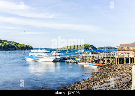 Bar Harbor, Stati Uniti d'America - 8 Giugno 2017: vista del dock e nave barche nel centro di villaggio in estate Foto Stock