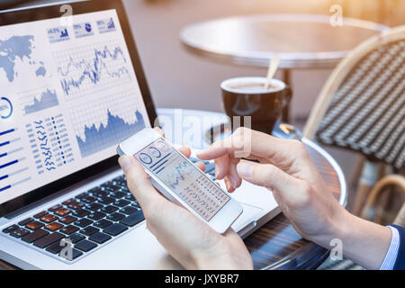 Close-up di mani di imprenditrice analizzando il mercato azionario di grafici e indicatori chiave di prestazioni (KPI) con la business intelligence (BI) su notebook comp Foto Stock