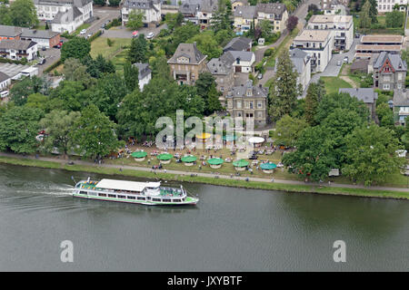Escursione in barca passando Bernkastel-Kues, Moselle, Renania-Palatinato, Germania Foto Stock