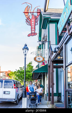 Bar Harbor, Stati Uniti d'America - 8 Giugno 2017: Famiglia camminando sul marciapiede nel centro di villaggio in estate da ristoranti Foto Stock