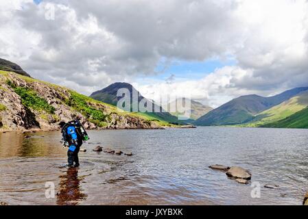 Subacqueo entrando Wastwater lago Wasdale Cumbria Regno Unito Foto Stock