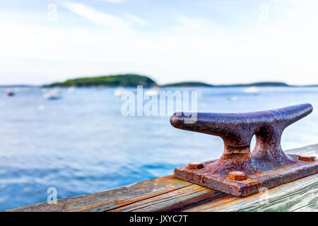 Primo piano di ancoraggio o bollard in barca dal molo di Bar Harbor, Maine Foto Stock