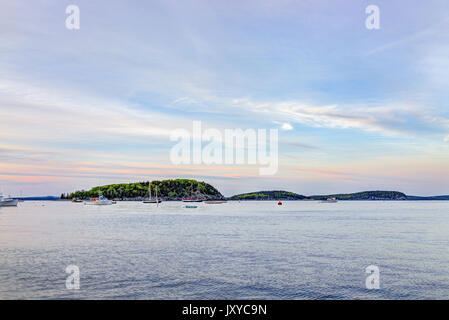 Tramonto in Bar Harbor, Maine villaggio con imbarcazioni vuote in acqua Foto Stock