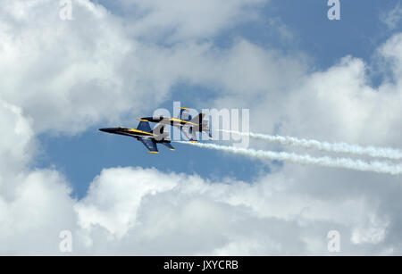 Gli Stati Uniti Navy Blue Angels dimostrazione di volo squadrone compie durante le prove prima del 2017 Chicago aria e acqua mostrano al di sopra di North Avenue Beach Foto Stock