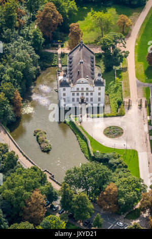 Schloss Borbeck, barocco moated il castello, casa principale ed un elemento allungato di fabbricati agricoli, ricci gable, il parco del castello è stato progettato come un paesaggio inglese garde Foto Stock